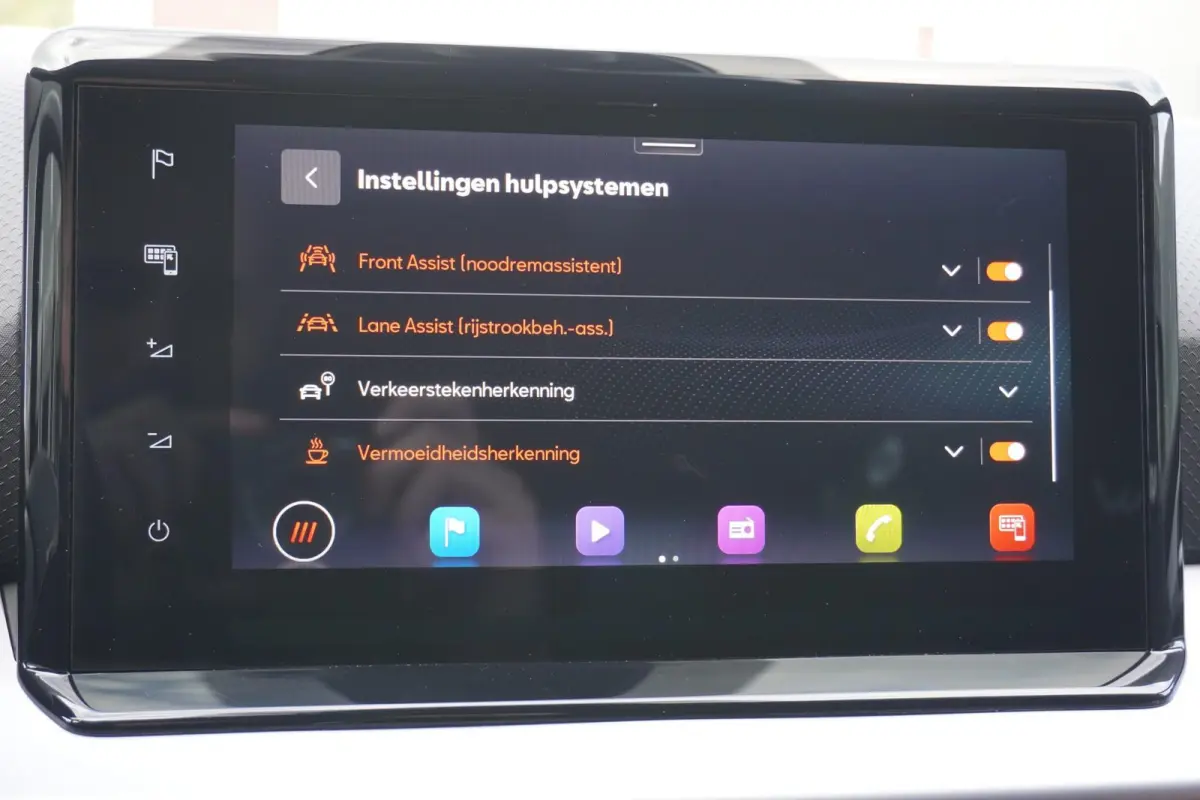 1.0 EcoTSI 95pk FR Business Intense | Stoelverwarming | Adaptive Cruise | Achteruitrijcamera | Climatronic