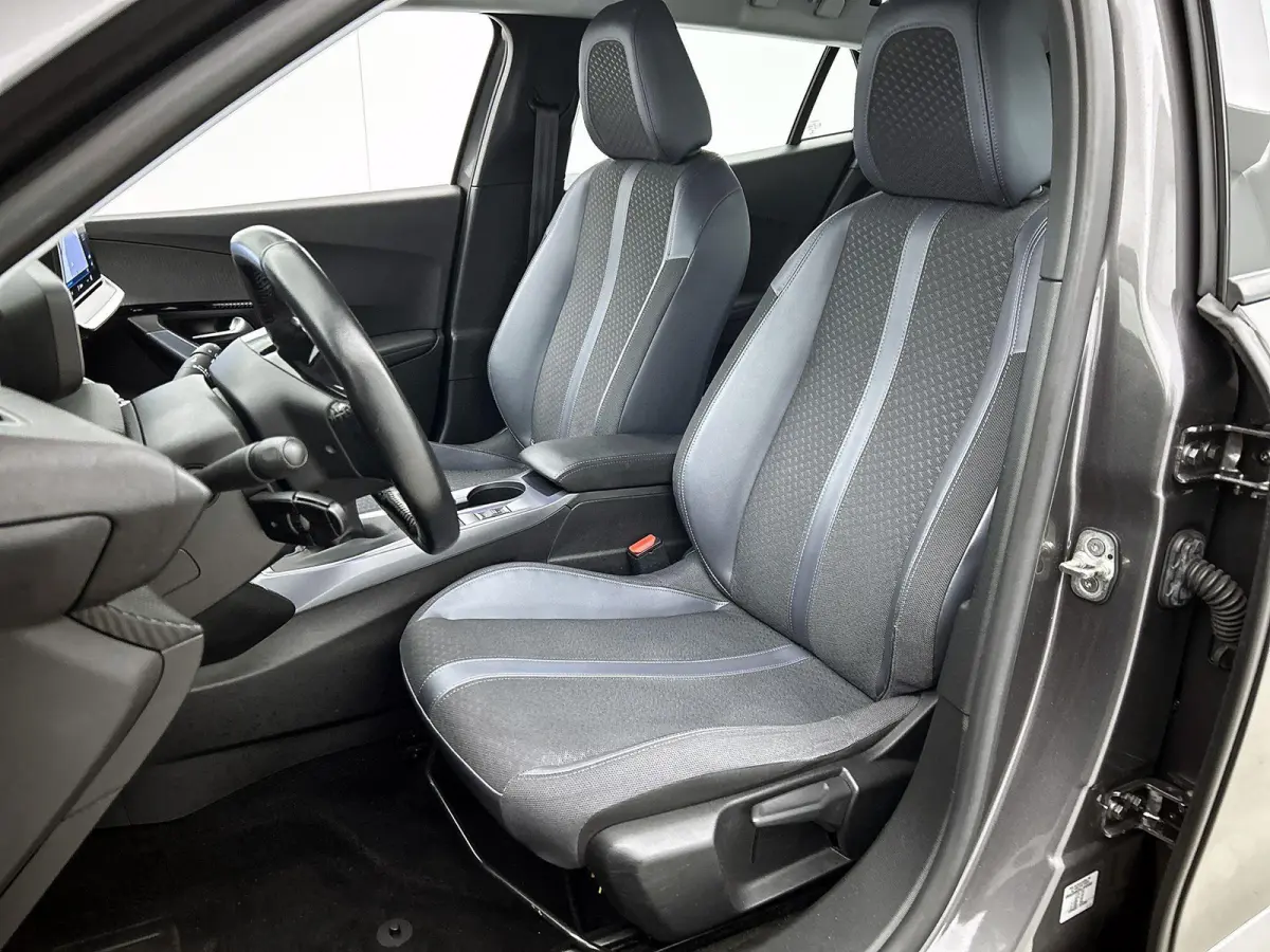 SUV Allure Pack 130pk | Navigatie | Achteruitrijcamera | Stoelverwarming | 3D Cockpit | Climate Control | Cruise Control | Led koplampen | Parkeersensoren v+a | Armsteun | Elektrisch inklapb