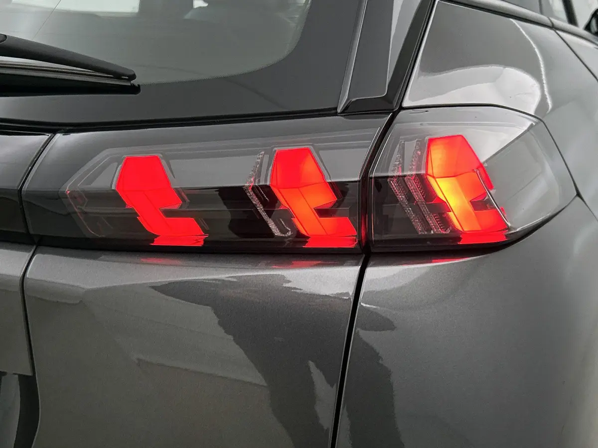 SUV Allure Pack 130pk | Navigatie | Achteruitrijcamera | Stoelverwarming | 3D Cockpit | Climate Control | Cruise Control | Led koplampen | Parkeersensoren v+a | Armsteun | Elektrisch inklapb