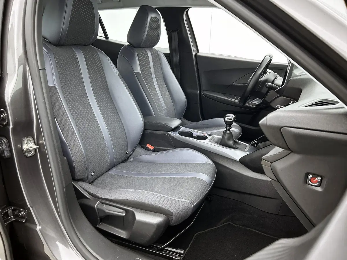 SUV Allure Pack 130pk | Navigatie | Achteruitrijcamera | Stoelverwarming | 3D Cockpit | Climate Control | Cruise Control | Led koplampen | Parkeersensoren v+a | Armsteun | Elektrisch inklapb