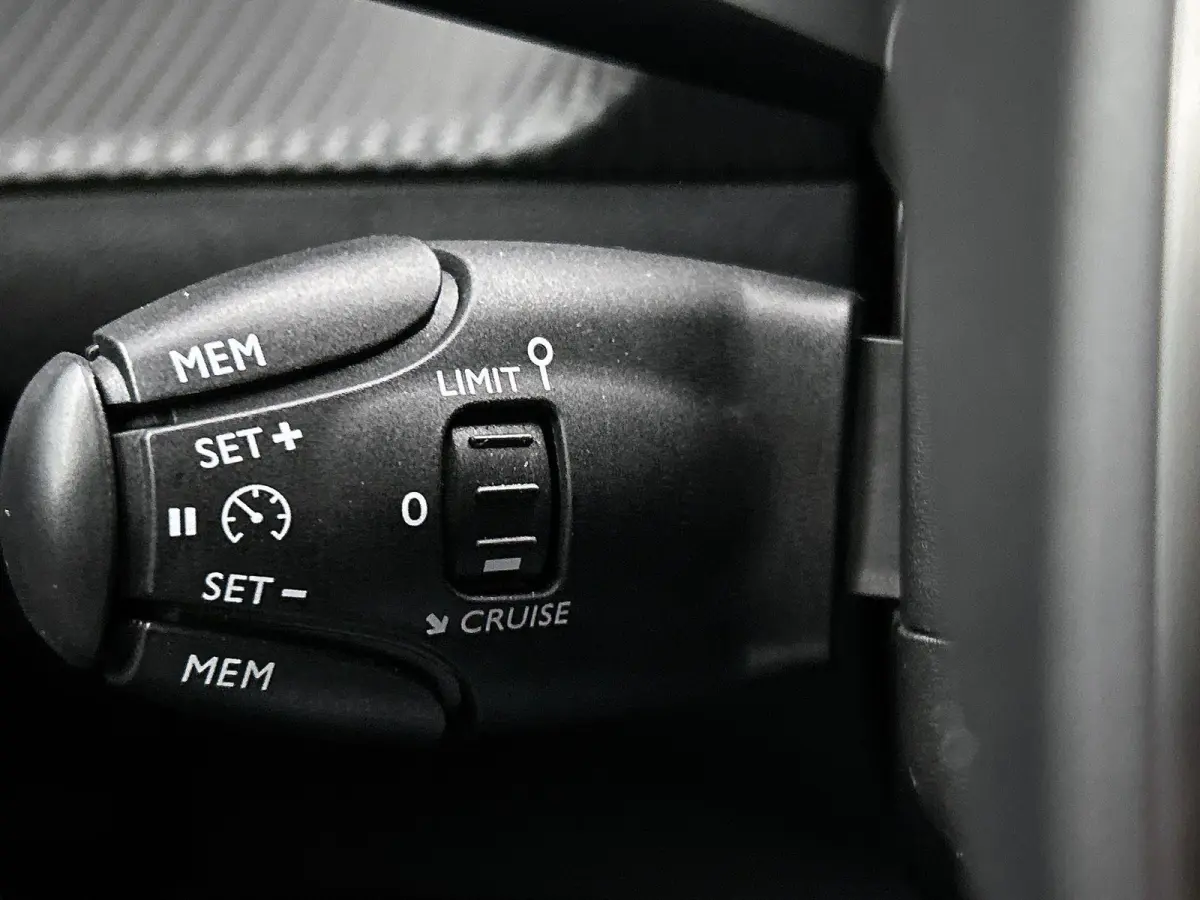 SUV Allure Pack 130pk | Navigatie | Achteruitrijcamera | Stoelverwarming | 3D Cockpit | Climate Control | Cruise Control | Led koplampen | Parkeersensoren v+a | Armsteun | Elektrisch inklapb