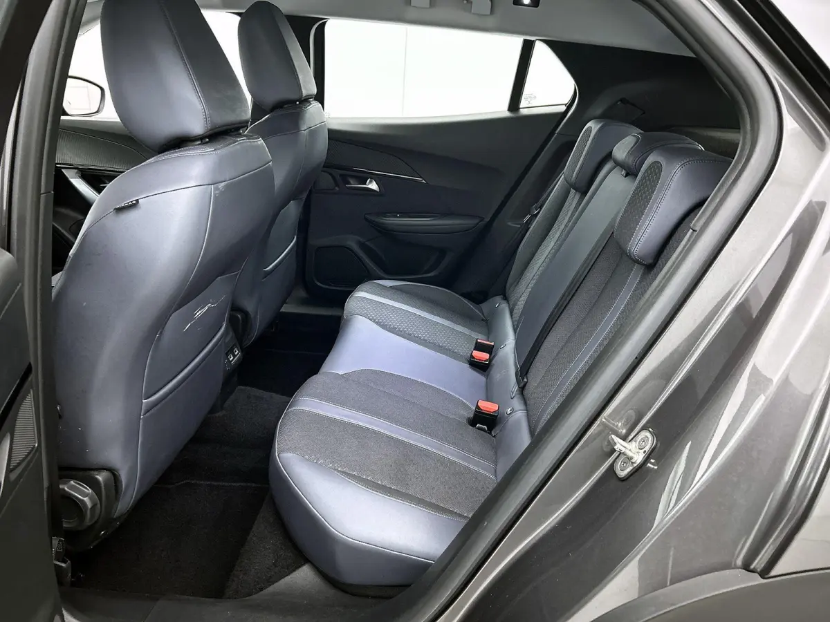 SUV Allure Pack 130pk | Navigatie | Achteruitrijcamera | Stoelverwarming | 3D Cockpit | Climate Control | Cruise Control | Led koplampen | Parkeersensoren v+a | Armsteun | Elektrisch inklapb