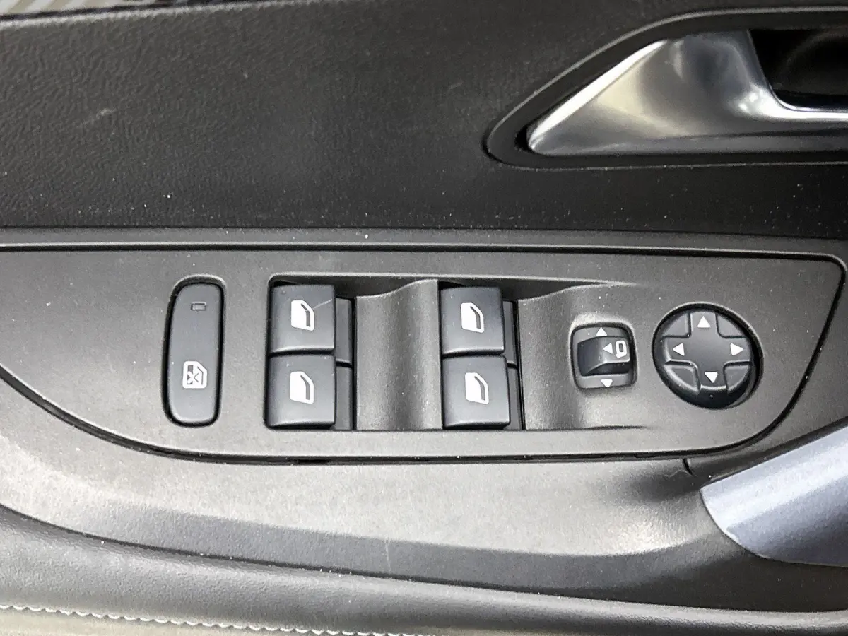 SUV Allure Pack 130pk | Navigatie | Achteruitrijcamera | Stoelverwarming | 3D Cockpit | Climate Control | Cruise Control | Led koplampen | Parkeersensoren v+a | Armsteun | Elektrisch inklapb