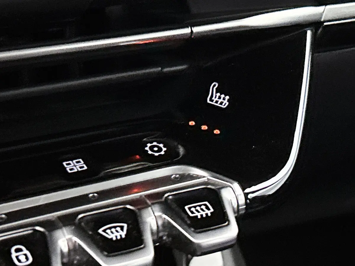 SUV Allure Pack 130pk | Navigatie | Achteruitrijcamera | Stoelverwarming | 3D Cockpit | Climate Control | Cruise Control | Led koplampen | Parkeersensoren v+a | Armsteun | Elektrisch inklapb