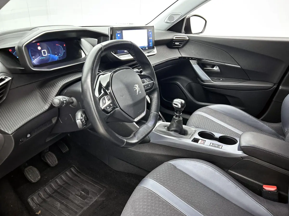 SUV Allure Pack 130pk | Navigatie | Achteruitrijcamera | Stoelverwarming | 3D Cockpit | Climate Control | Cruise Control | Led koplampen | Parkeersensoren v+a | Armsteun | Elektrisch inklapb