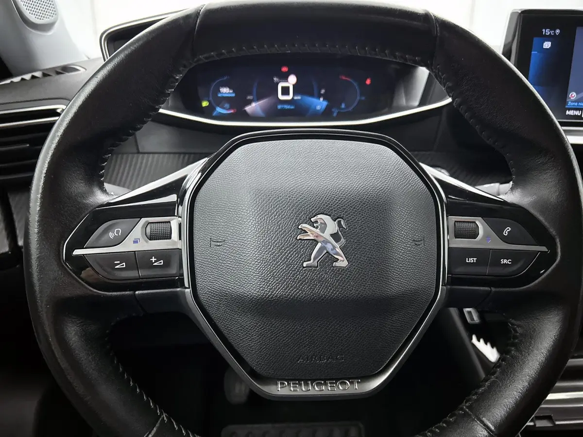 SUV Allure Pack 130pk | Navigatie | Achteruitrijcamera | Stoelverwarming | 3D Cockpit | Climate Control | Cruise Control | Led koplampen | Parkeersensoren v+a | Armsteun | Elektrisch inklapb