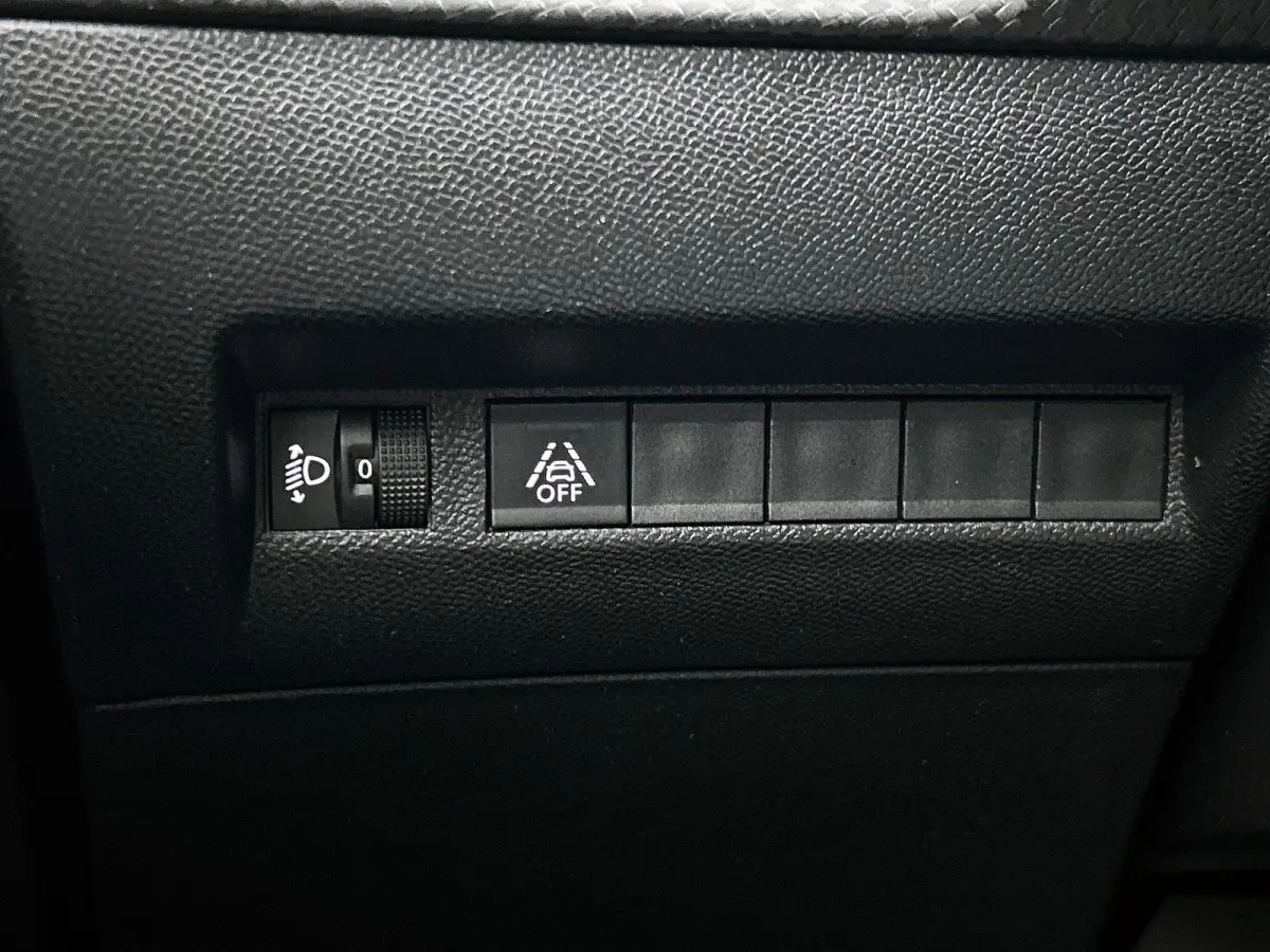 SUV Allure Pack 130pk | Navigatie | Achteruitrijcamera | Stoelverwarming | 3D Cockpit | Climate Control | Cruise Control | Led koplampen | Parkeersensoren v+a | Armsteun | Elektrisch inklapb