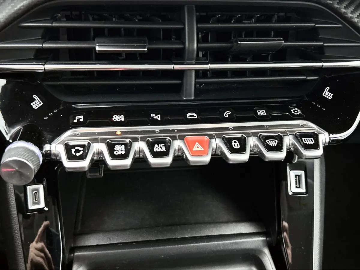 SUV Allure Pack 130pk | Navigatie | Achteruitrijcamera | Stoelverwarming | 3D Cockpit | Climate Control | Cruise Control | Led koplampen | Parkeersensoren v+a | Armsteun | Elektrisch inklapb