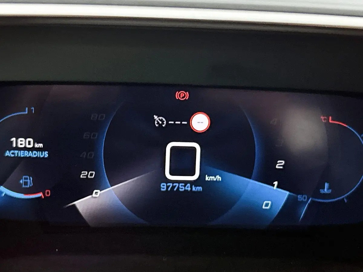 SUV Allure Pack 130pk | Navigatie | Achteruitrijcamera | Stoelverwarming | 3D Cockpit | Climate Control | Cruise Control | Led koplampen | Parkeersensoren v+a | Armsteun | Elektrisch inklapb