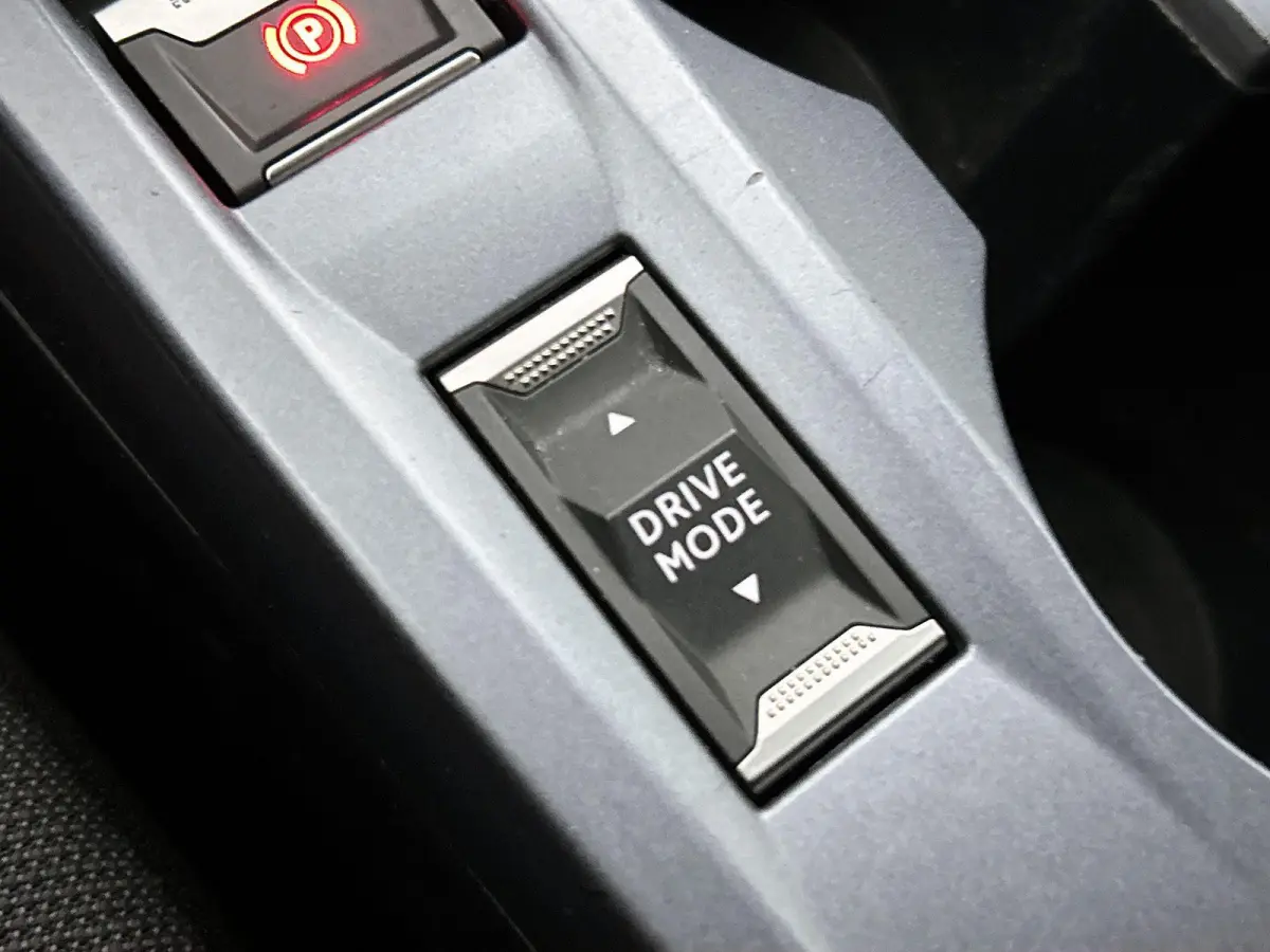 SUV Allure Pack 130pk | Navigatie | Achteruitrijcamera | Stoelverwarming | 3D Cockpit | Climate Control | Cruise Control | Led koplampen | Parkeersensoren v+a | Armsteun | Elektrisch inklapb