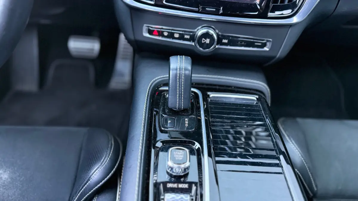 T6 Recharge R-Design AWD 341pk Pano HUD 360° Trekhaak
