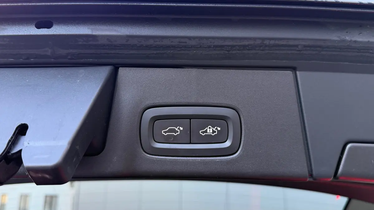 T6 Recharge R-Design AWD 341pk Pano HUD 360° Trekhaak