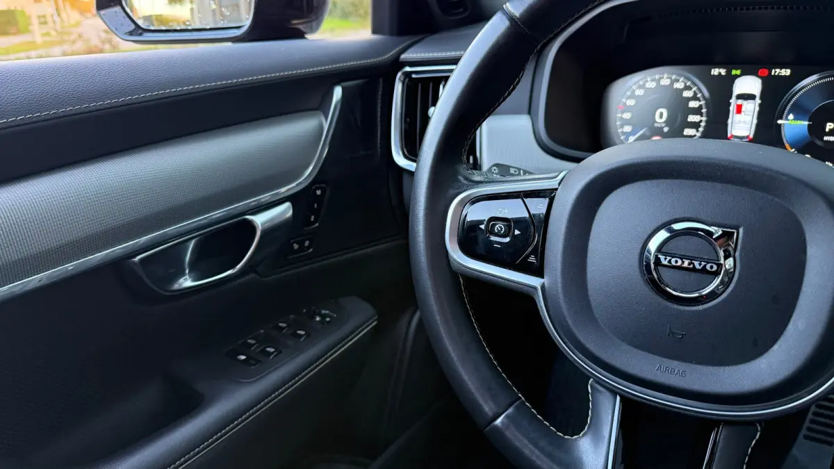 T6 Recharge R-Design AWD 341pk Pano HUD 360° Trekhaak