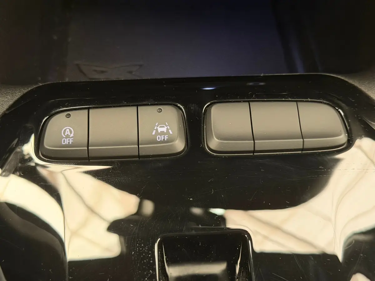 1.2 Turbo Hybrid Yes | 16" Lichtmetalen velgen | Dode hoek waarschuwing | Draadloze Apple Carplay en Android Auto
