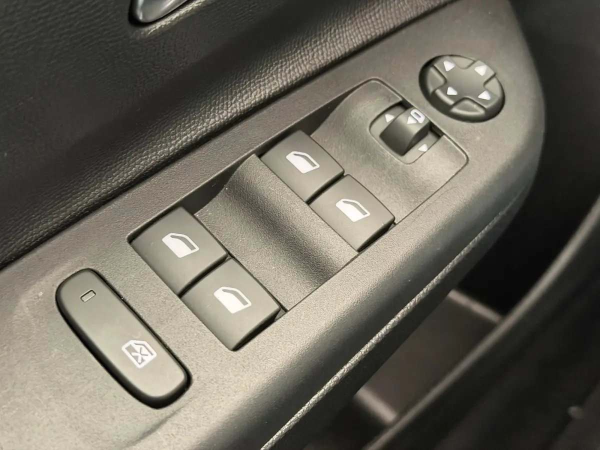 1.2 Turbo Hybrid Yes | 16" Lichtmetalen velgen | Dode hoek waarschuwing | Draadloze Apple Carplay en Android Auto