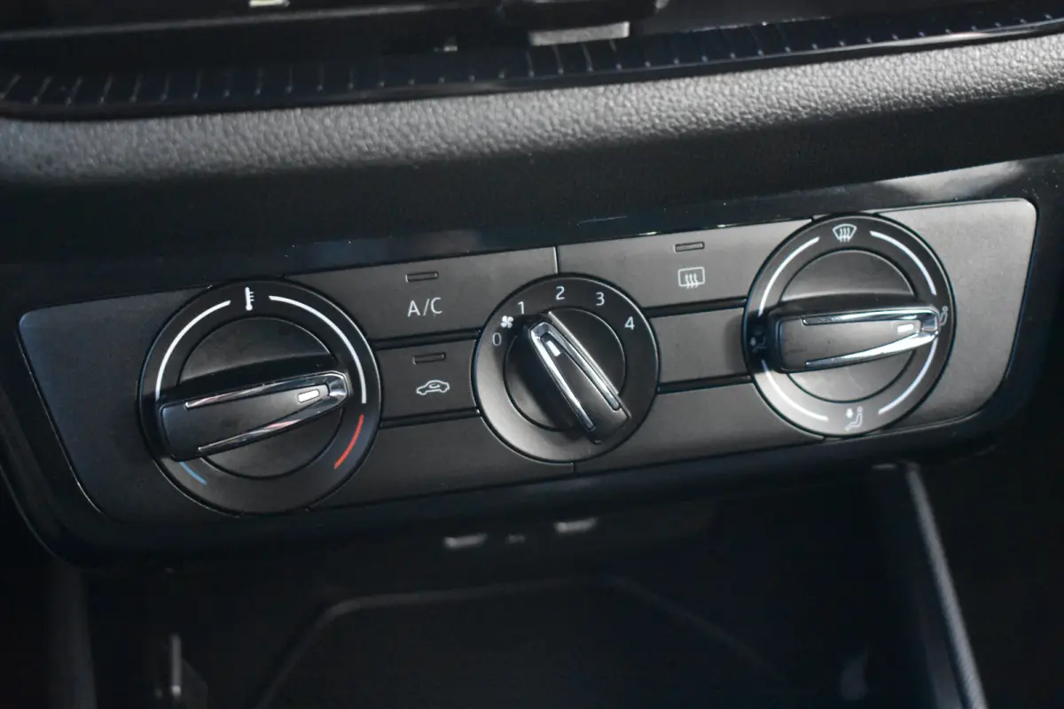1.0 TSI 95PK Selection PDC Achter | Cruise Control | Verkeersbord detectie | Lane assist | Keyless start | Extra geting glas achter | VERLENGDE GARANTIE!