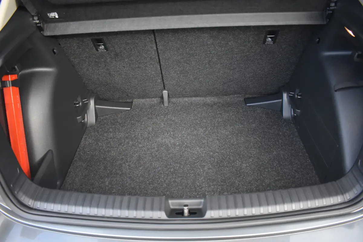 1.0 TSI 95PK Selection PDC Achter | Cruise Control | Verkeersbord detectie | Lane assist | Keyless start | Extra geting glas achter | VERLENGDE GARANTIE!