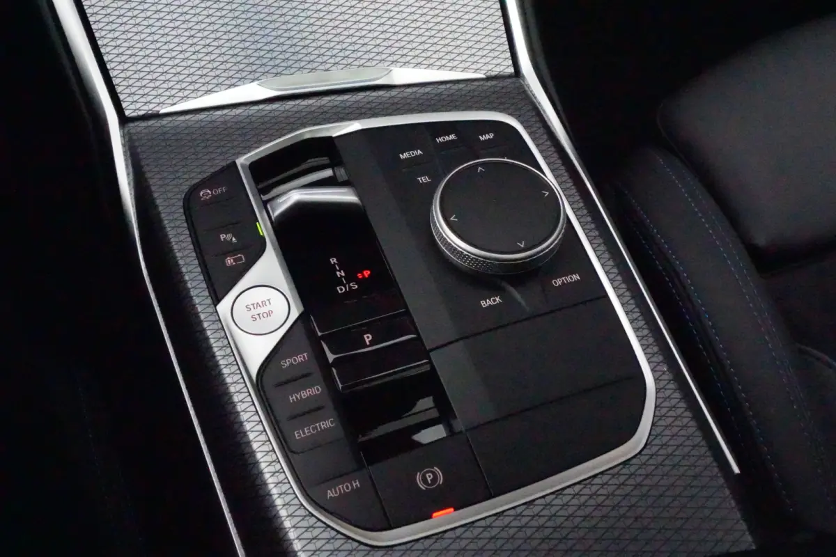320e | 204 PK | M Sportpakket | Panoramadak | Head-up display | Achteruitrijcamera | BMW 3 Serie Touring 320e M Sport met 204 PK en een 2.0-liter viercilinder benzinemotor met plug-in hybrid