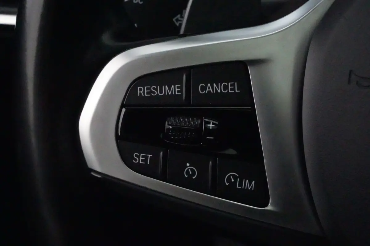 320e | 204 PK | M Sportpakket | Panoramadak | Head-up display | Achteruitrijcamera | BMW 3 Serie Touring 320e M Sport met 204 PK en een 2.0-liter viercilinder benzinemotor met plug-in hybrid