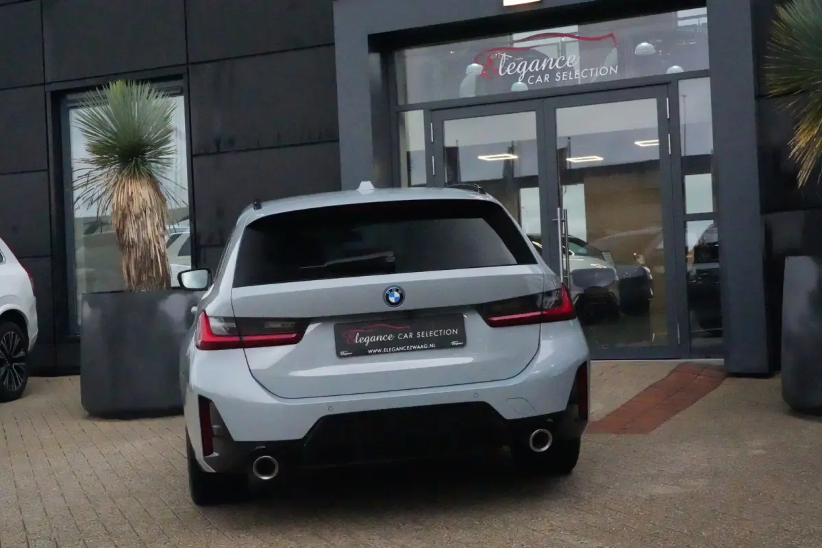 320e | 204 PK | M Sportpakket | Panoramadak | Head-up display | Achteruitrijcamera | BMW 3 Serie Touring 320e M Sport met 204 PK en een 2.0-liter viercilinder benzinemotor met plug-in hybrid