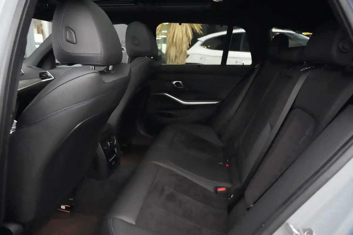 320e | 204 PK | M Sportpakket | Panoramadak | Head-up display | Achteruitrijcamera | BMW 3 Serie Touring 320e M Sport met 204 PK en een 2.0-liter viercilinder benzinemotor met plug-in hybrid