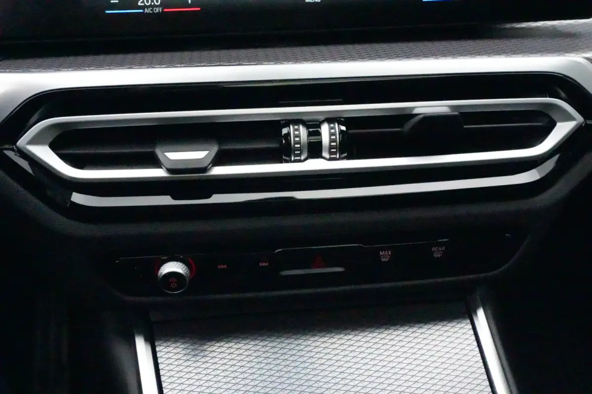 320e | 204 PK | M Sportpakket | Panoramadak | Head-up display | Achteruitrijcamera | BMW 3 Serie Touring 320e M Sport met 204 PK en een 2.0-liter viercilinder benzinemotor met plug-in hybrid