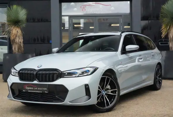 320e | 204 PK | M Sportpakket | Panoramadak | Head-up display | Achteruitrijcamera | BMW 3 Serie Touring 320e M Sport met 204 PK en een 2.0-liter viercilinder benzinemotor met plug-in hybrid