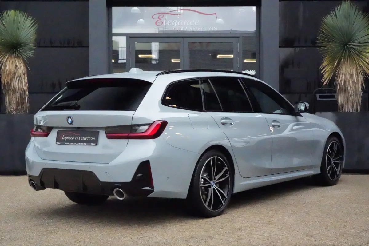 320e | 204 PK | M Sportpakket | Panoramadak | Head-up display | Achteruitrijcamera | BMW 3 Serie Touring 320e M Sport met 204 PK en een 2.0-liter viercilinder benzinemotor met plug-in hybrid