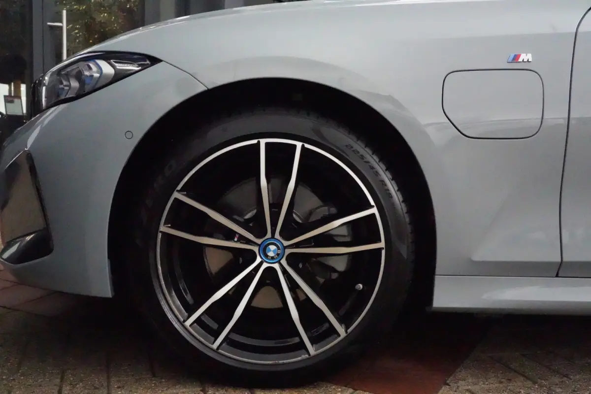 320e | 204 PK | M Sportpakket | Panoramadak | Head-up display | Achteruitrijcamera | BMW 3 Serie Touring 320e M Sport met 204 PK en een 2.0-liter viercilinder benzinemotor met plug-in hybrid