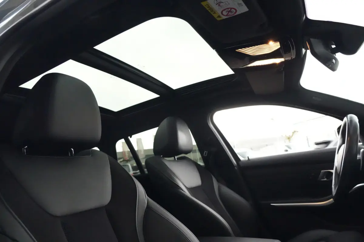 320e | 204 PK | M Sportpakket | Panoramadak | Head-up display | Achteruitrijcamera | BMW 3 Serie Touring 320e M Sport met 204 PK en een 2.0-liter viercilinder benzinemotor met plug-in hybrid
