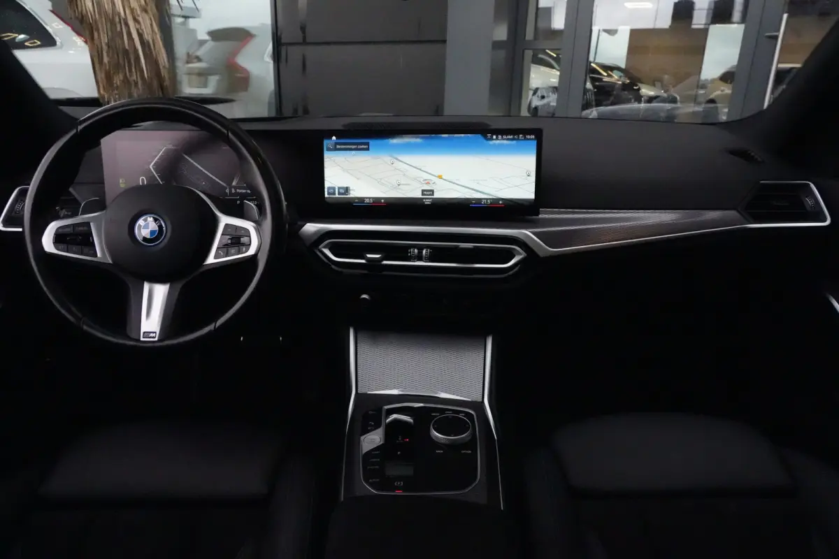 320e | 204 PK | M Sportpakket | Panoramadak | Head-up display | Achteruitrijcamera | BMW 3 Serie Touring 320e M Sport met 204 PK en een 2.0-liter viercilinder benzinemotor met plug-in hybrid