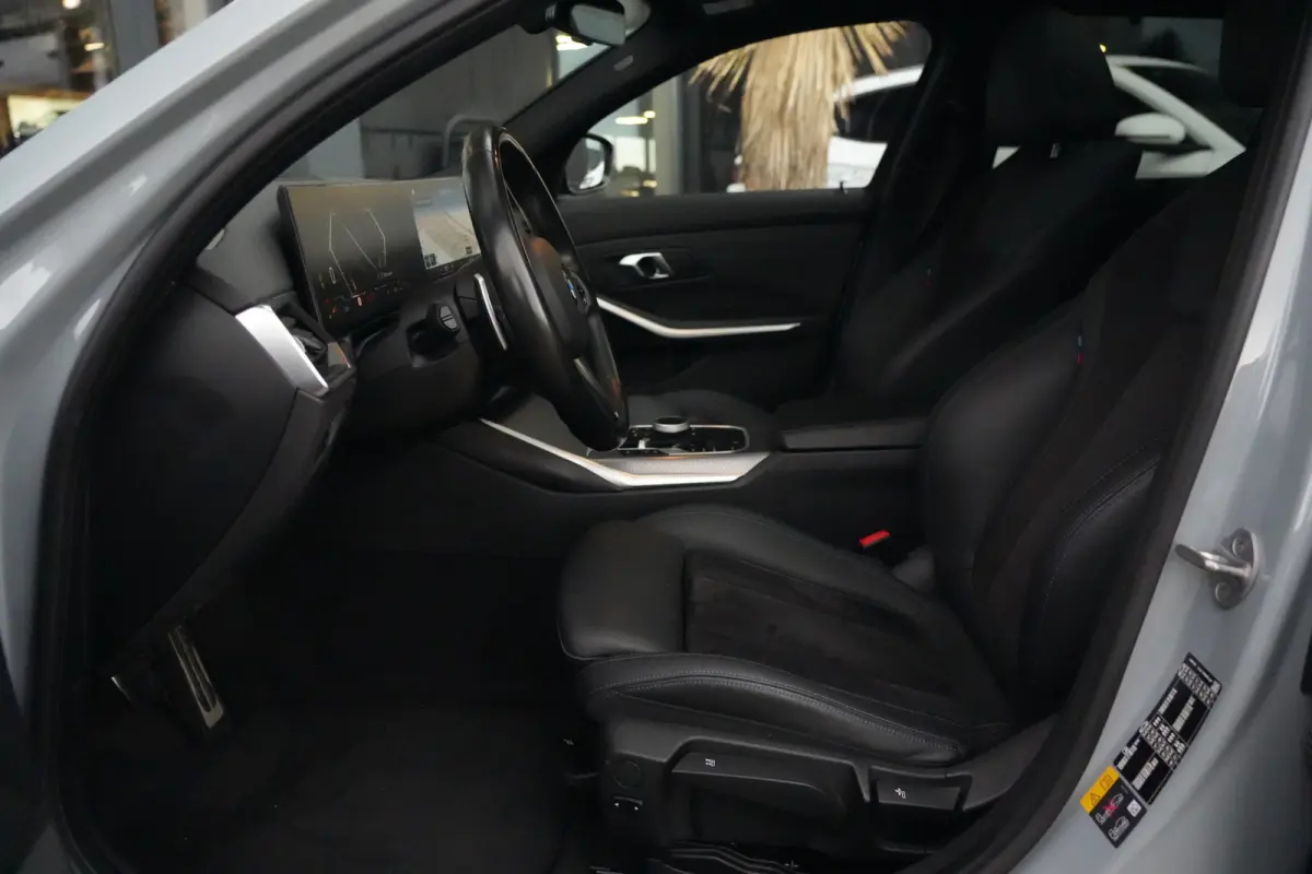 320e | 204 PK | M Sportpakket | Panoramadak | Head-up display | Achteruitrijcamera | BMW 3 Serie Touring 320e M Sport met 204 PK en een 2.0-liter viercilinder benzinemotor met plug-in hybrid
