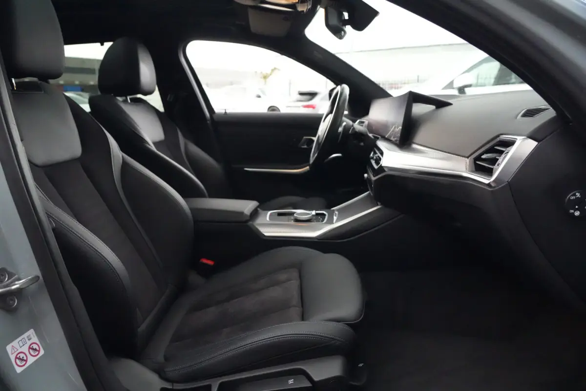 320e | 204 PK | M Sportpakket | Panoramadak | Head-up display | Achteruitrijcamera | BMW 3 Serie Touring 320e M Sport met 204 PK en een 2.0-liter viercilinder benzinemotor met plug-in hybrid