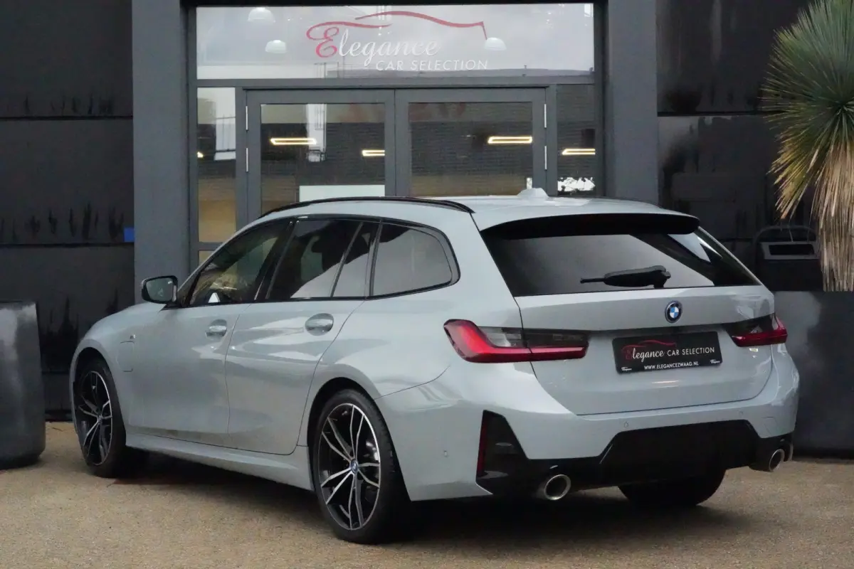 320e | 204 PK | M Sportpakket | Panoramadak | Head-up display | Achteruitrijcamera | BMW 3 Serie Touring 320e M Sport met 204 PK en een 2.0-liter viercilinder benzinemotor met plug-in hybrid