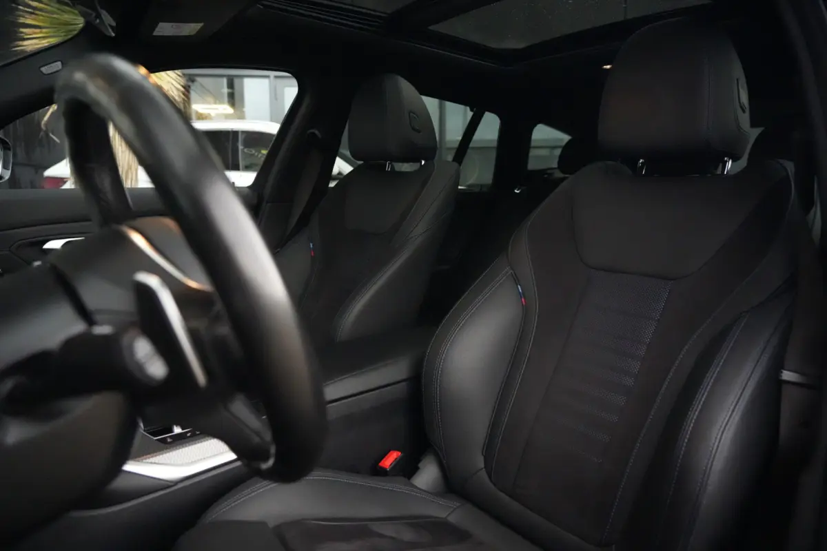 320e | 204 PK | M Sportpakket | Panoramadak | Head-up display | Achteruitrijcamera | BMW 3 Serie Touring 320e M Sport met 204 PK en een 2.0-liter viercilinder benzinemotor met plug-in hybrid