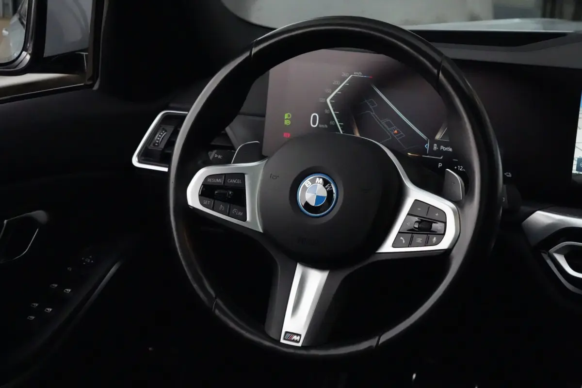 320e | 204 PK | M Sportpakket | Panoramadak | Head-up display | Achteruitrijcamera | BMW 3 Serie Touring 320e M Sport met 204 PK en een 2.0-liter viercilinder benzinemotor met plug-in hybrid