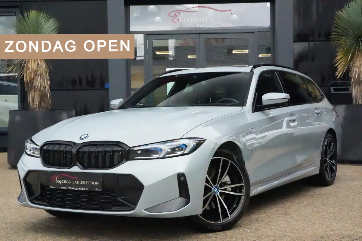 320e | 204 PK | M Sportpakket | Panoramadak | Head-up display | Achteruitrijcamera | BMW 3 Serie Touring 320e M Sport met 204 PK en een 2.0-liter viercilinder benzinemotor met plug-in hybrid