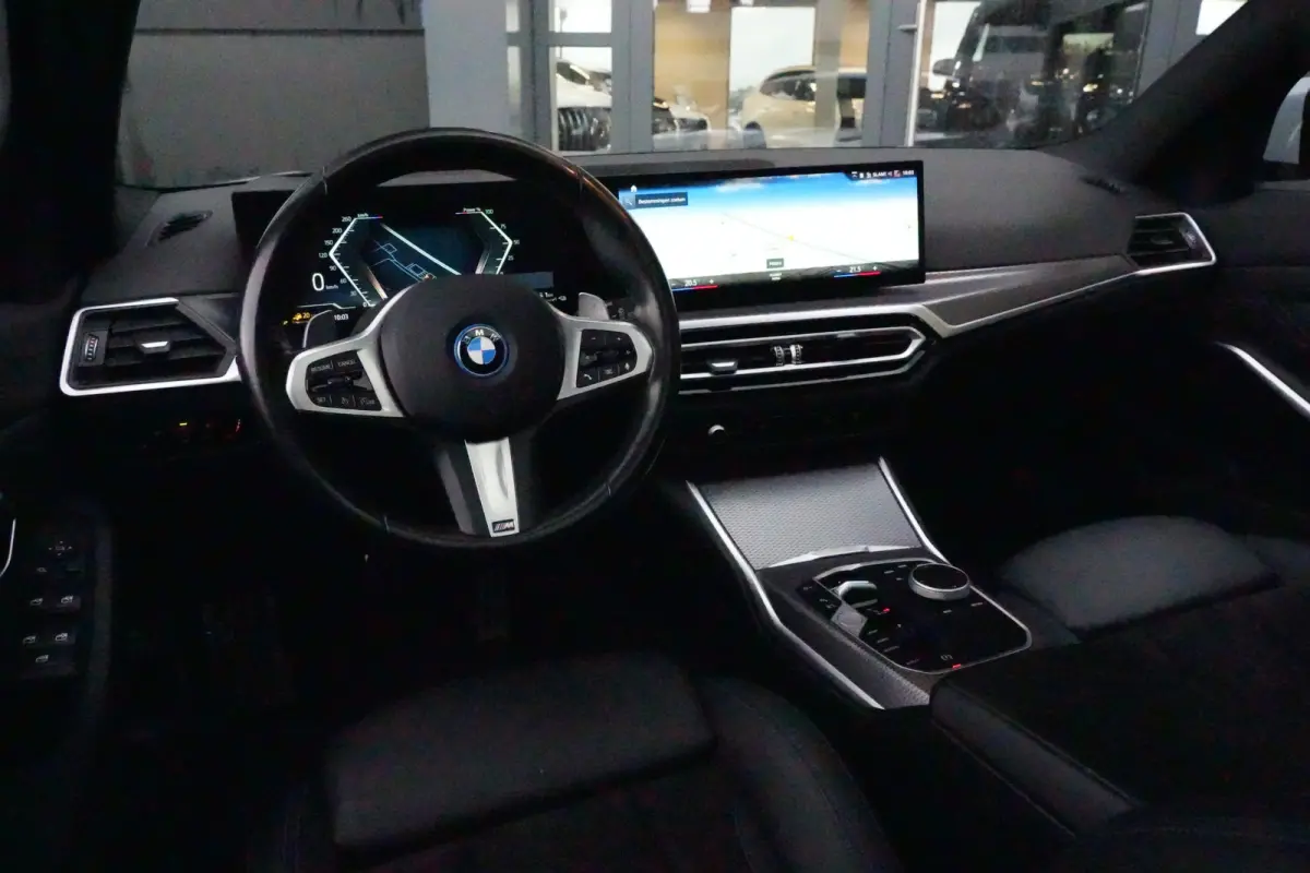 320e | 204 PK | M Sportpakket | Panoramadak | Head-up display | Achteruitrijcamera | BMW 3 Serie Touring 320e M Sport met 204 PK en een 2.0-liter viercilinder benzinemotor met plug-in hybrid