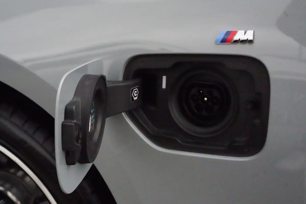 320e | 204 PK | M Sportpakket | Panoramadak | Head-up display | Achteruitrijcamera | BMW 3 Serie Touring 320e M Sport met 204 PK en een 2.0-liter viercilinder benzinemotor met plug-in hybrid
