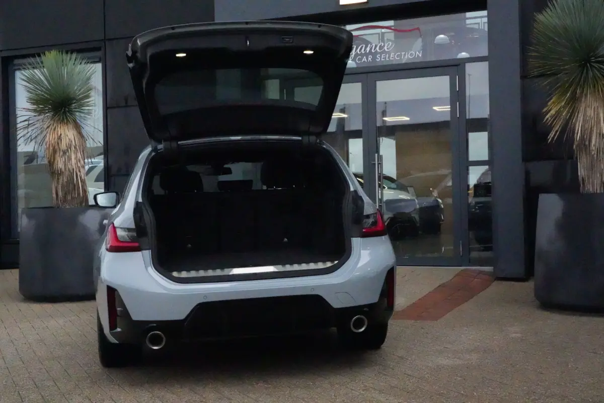 320e | 204 PK | M Sportpakket | Panoramadak | Head-up display | Achteruitrijcamera | BMW 3 Serie Touring 320e M Sport met 204 PK en een 2.0-liter viercilinder benzinemotor met plug-in hybrid