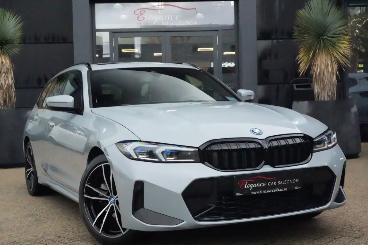 320e | 204 PK | M Sportpakket | Panoramadak | Head-up display | Achteruitrijcamera | BMW 3 Serie Touring 320e M Sport met 204 PK en een 2.0-liter viercilinder benzinemotor met plug-in hybrid