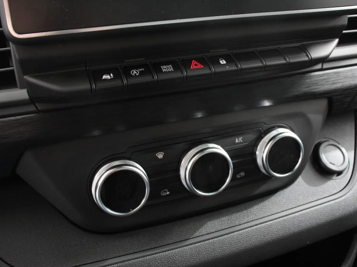 2.0 Blue dCi 150 EDC T30 L2H1 Advance Dubbele cabine Navigatie Airco Lichtmetalen velgen Betimmering Trekhaak Camera Parkeer sensoren Dab