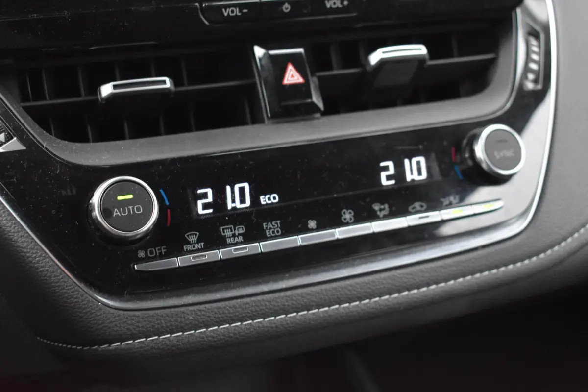 Hybrid 140 Active | Camera | Carplay | Climate Control |