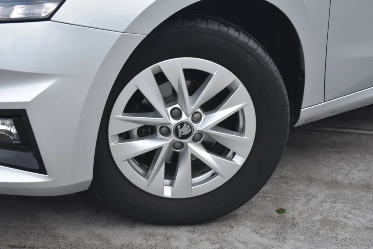 1.0 TSI 95PK Selection | PDC Achter | 15 inch lichtmetalen velgen | Apple Carplay & Android Auto | Lane assist | Verkeersbord herkenning | VERLENGDE GARANTIE