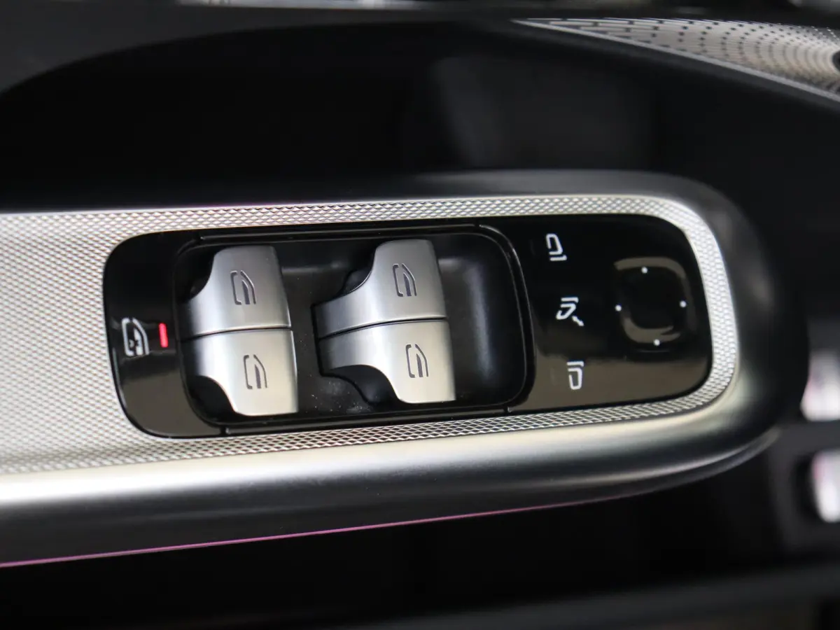 300 e Sport Edition Panoramadak / Rijassistentiepakket / 360 camera / Sluitbekrachtiging
