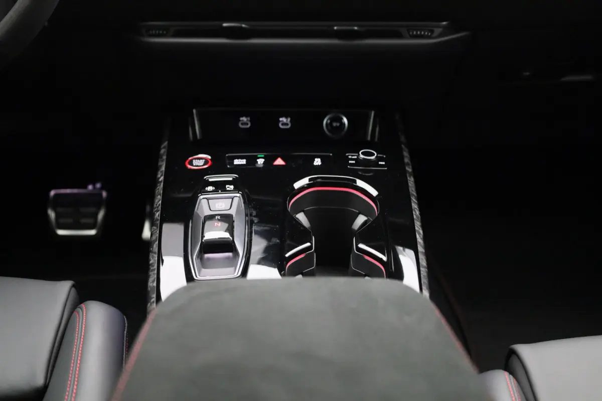 RS 5 Avant e-hybrid quattro 639 PK | RS-sportuitlaat | RS-sportstoel plus | Audi Sportpakket | Panoramadak | 360 Camera | Bang & Olufsen | Trekhaak | Stoelverwarming | MMI bijrijdersdisplay 