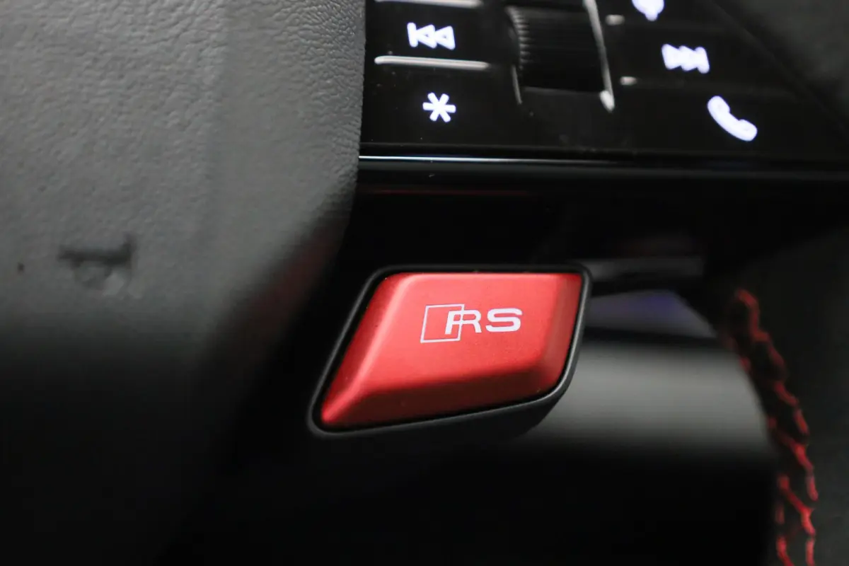 RS 5 Avant e-hybrid quattro 639 PK | RS-sportuitlaat | RS-sportstoel plus | Audi Sportpakket | Panoramadak | 360 Camera | Bang & Olufsen | Trekhaak | Stoelverwarming | MMI bijrijdersdisplay 