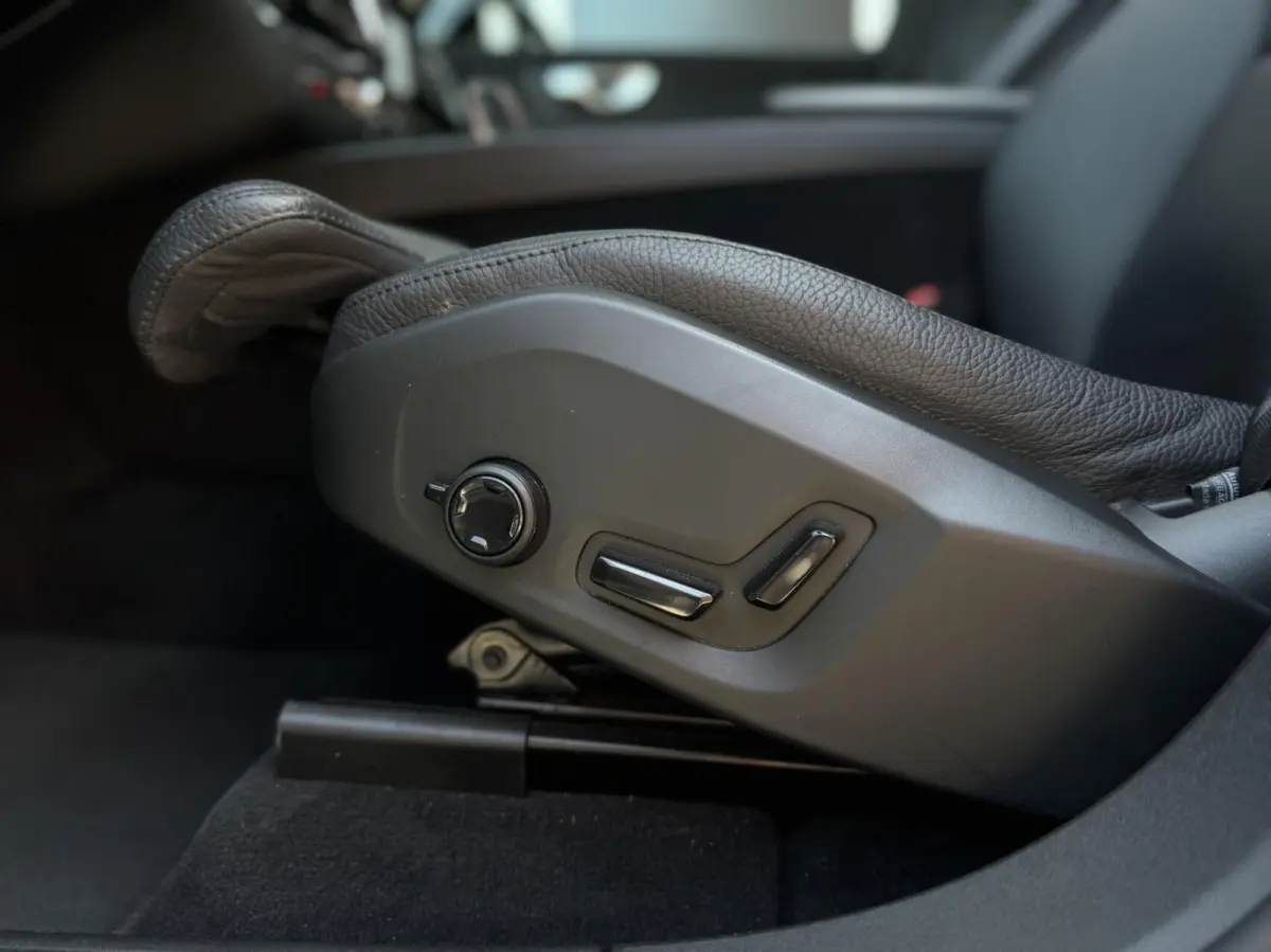 T6 Plug-in hybrid AWD Plus Dark | Longe Range | R-Design |Dealer onderhouden | 21 inch nieuwe banden | Panoramadak | Adaptieve Cruise Control | Standkachel | Elektrisch verstelbare stoelen |
