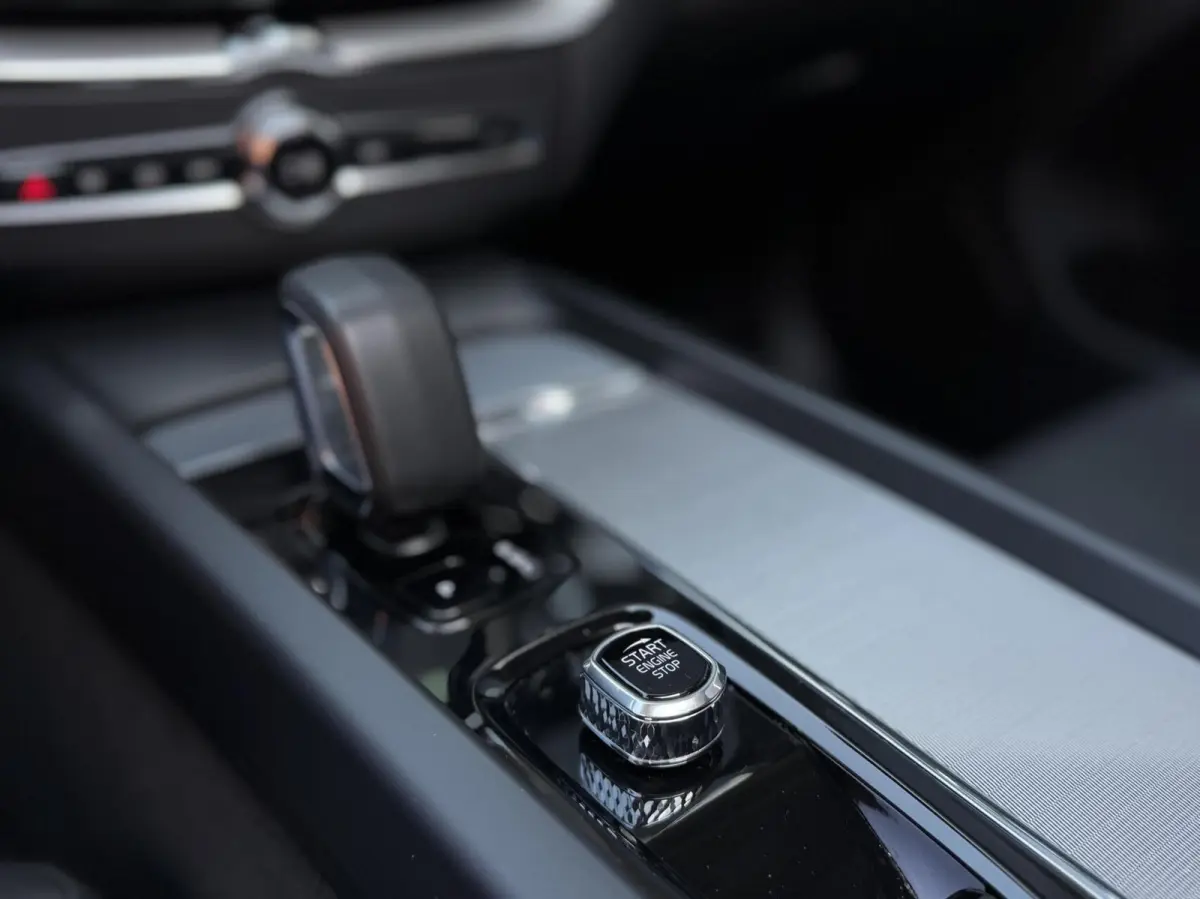 T6 Plug-in hybrid AWD Plus Dark | Longe Range | R-Design |Dealer onderhouden | 21 inch nieuwe banden | Panoramadak | Adaptieve Cruise Control | Standkachel | Elektrisch verstelbare stoelen |