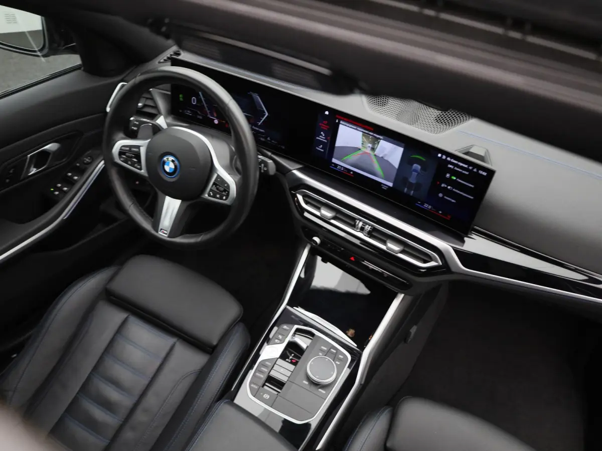 330e xDrive | M SPORT | PANORAMADAK | HEAD UP DISPLAY | LEDER | TREKHAAK | ACHTERUITRIJCAMERA | STOELVERWARMING | DODEHOEKSENSOREN | APPLE CARPLAY- ANDROID AUTO | ELEKTRISCHE ACHTERKLEP | SF